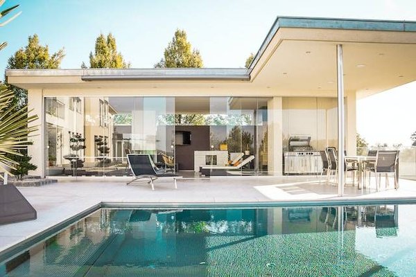 Comment choisir le bon matériau pour une façade moderne ?