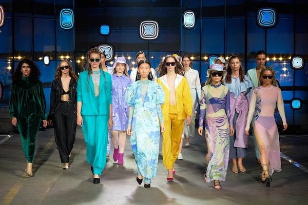 Quand a eu lieu la première Fashion Week ?